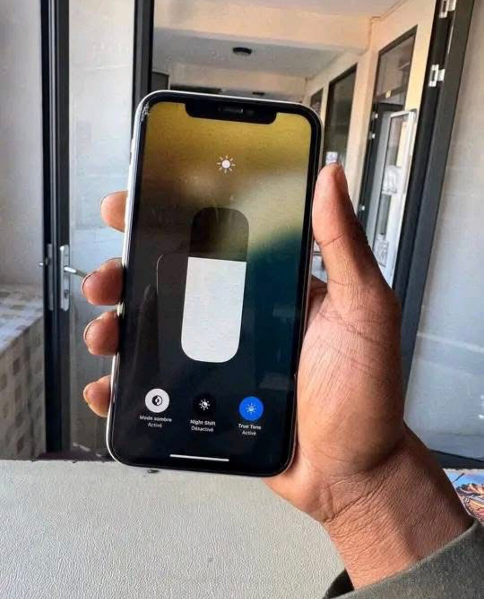 iPhone blanc avec accessoires