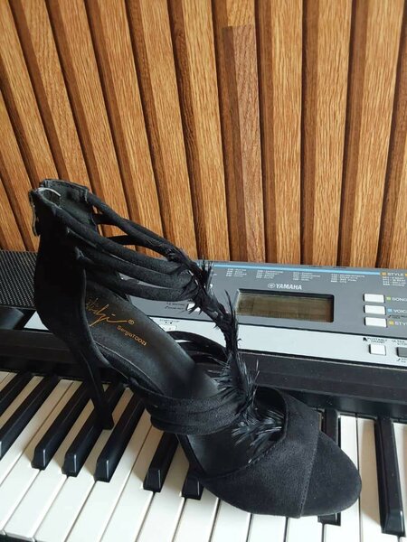 Sandales à talons noires élégantes