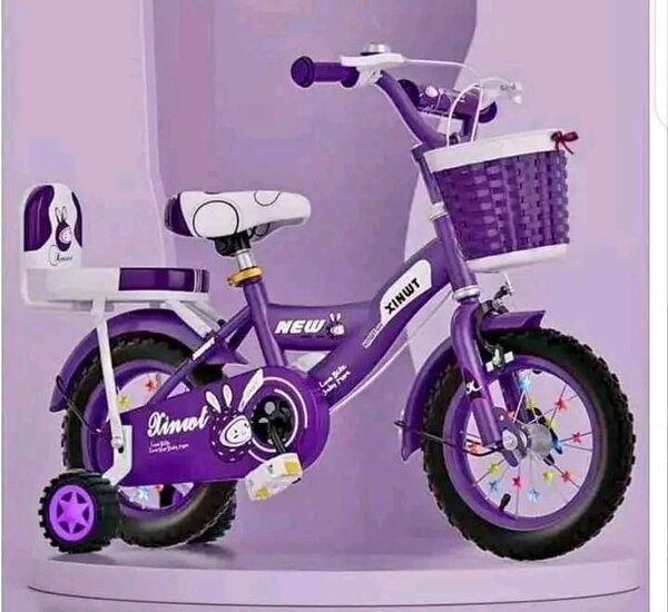 Vélo enfant violet avec panier
