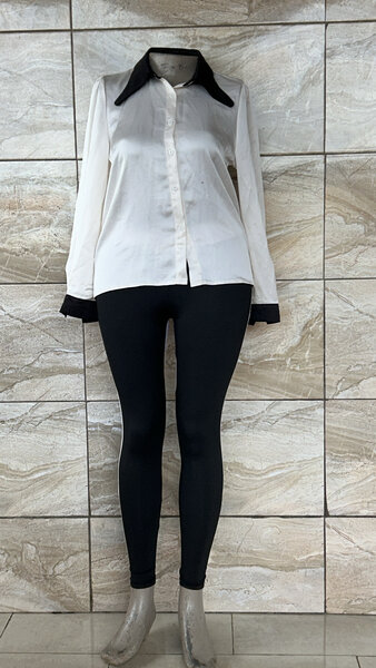 Chemisier blanc à col noir