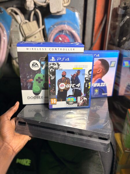 Console PS4 avec jeux et manette
