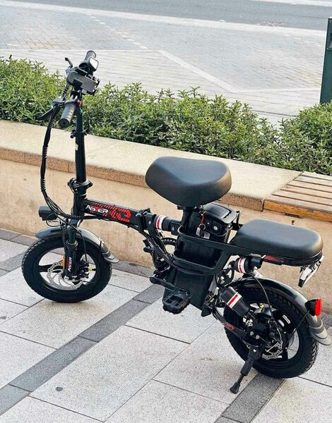 Vélo électrique pliant compact