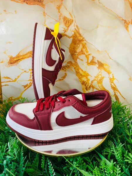 Baskets rouges et blanches