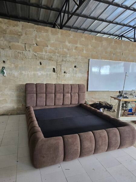 Lit adulte marron capitonné