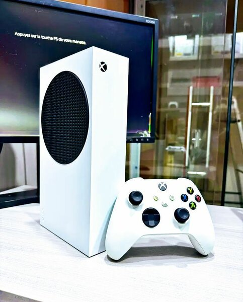 Xbox Series S blanche avec manette