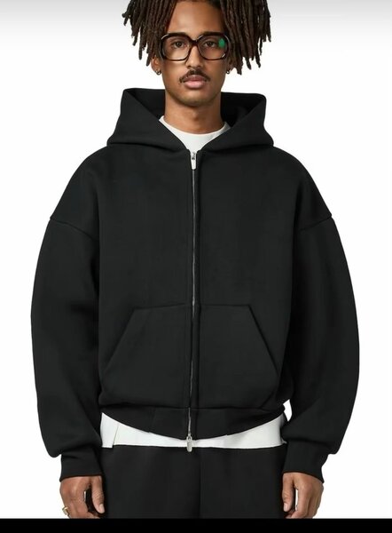 Veste à capuche noire zippée