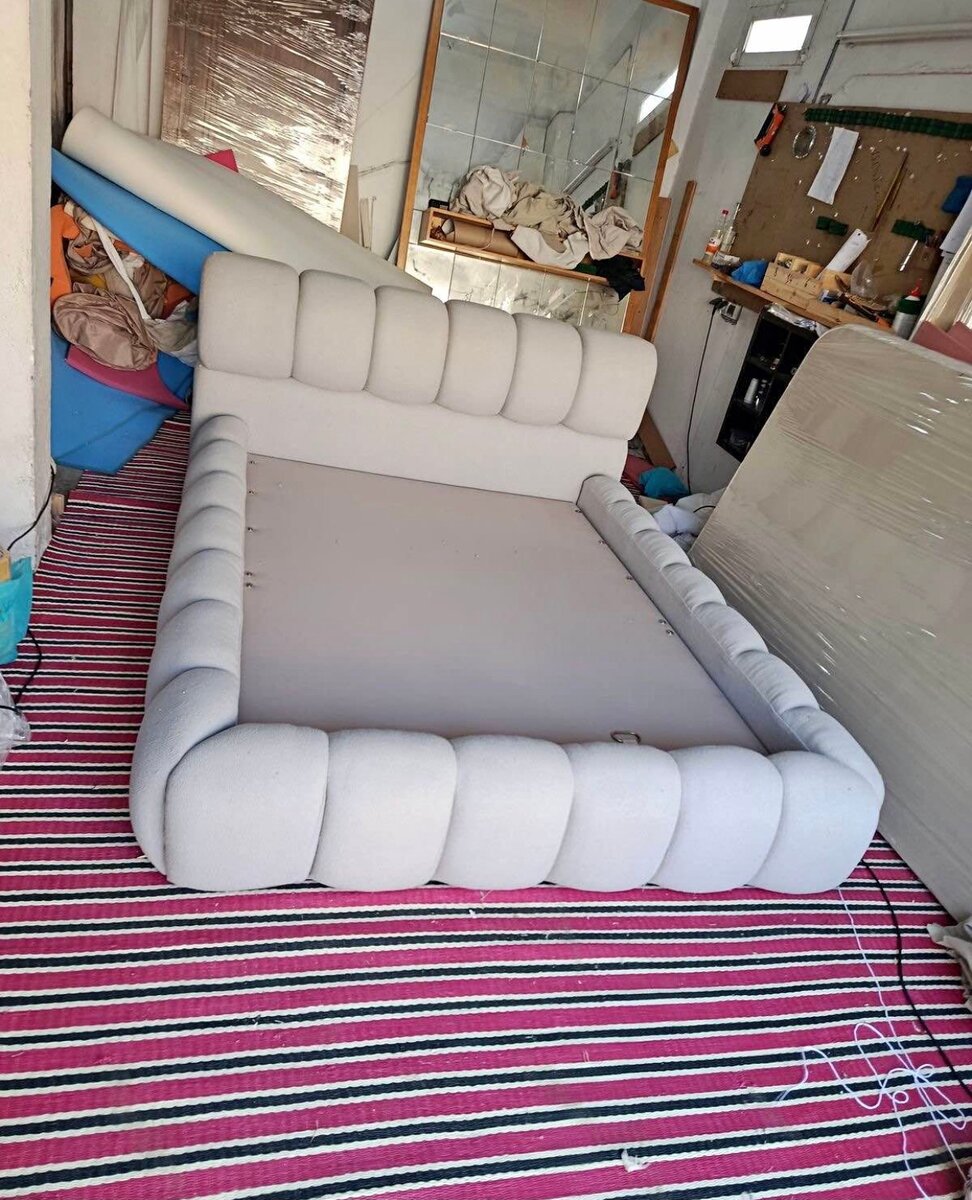 Lit capitonné beige avec tête de lit