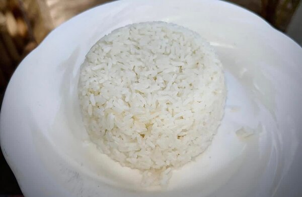Plat de Riz et Sauce Épicée