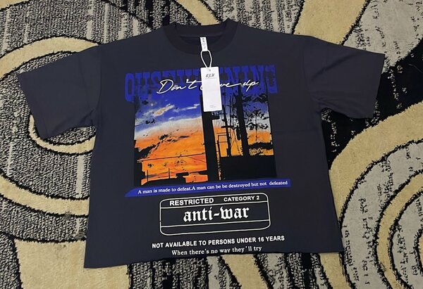 T-shirt graphique anti-guerre