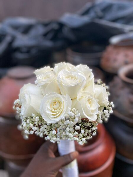 Bouquet de mariée en roses blanches