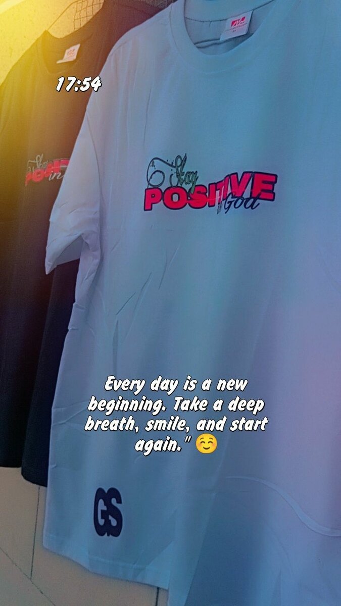 T-shirt 'Stay Positive' à tous