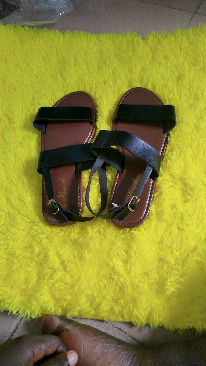 Sandales en cuir noir élégantes