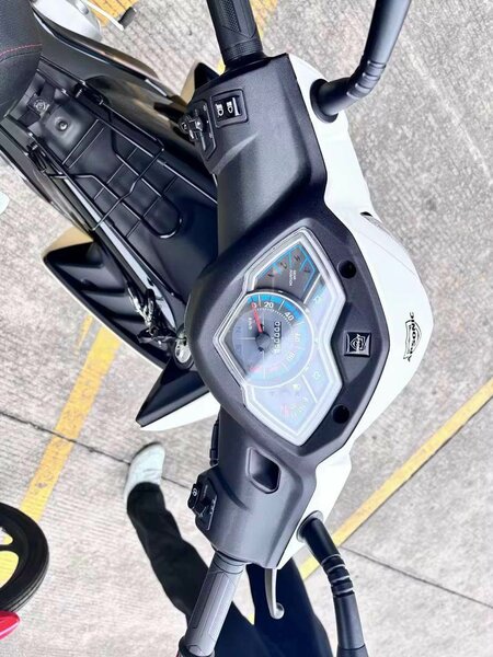 Scooter moderne blanc