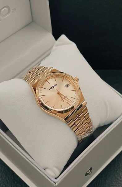 Montre dorée Casio élégante
