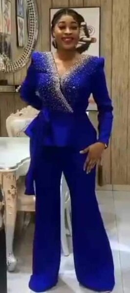 Costume féminin. Pantalon bleu et chemisier bleu