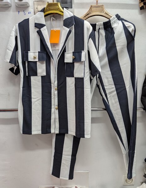 Costume rayé homme moderne