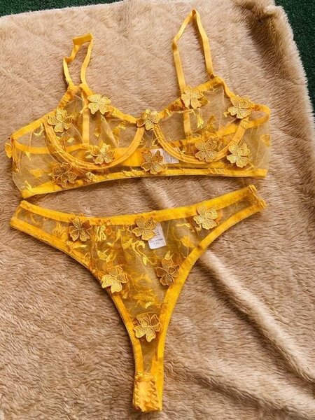 Belle lingerie jaune