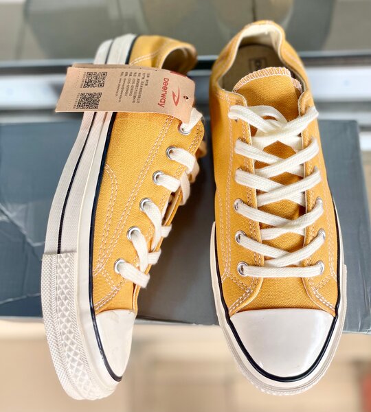 Baskets en toile jaune unisexes