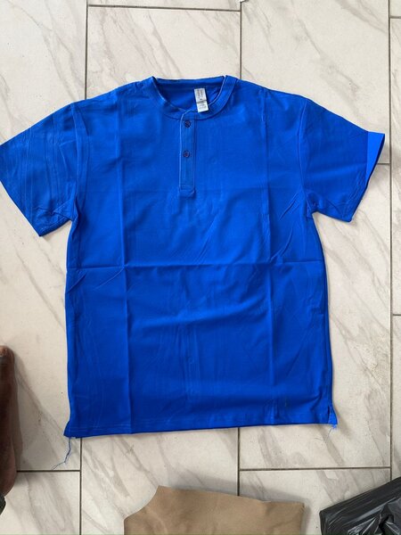 T-shirt bleue à col tunisien