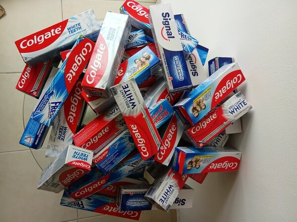 Lot de brosses à dents et dentifrices