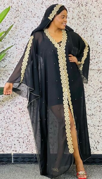 Abaya noire élégante avec broderie dorée