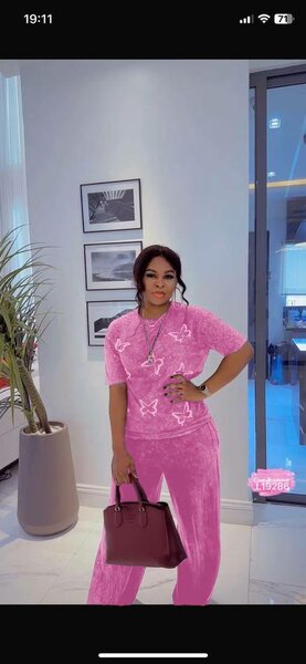 Tenue en velours rose chic