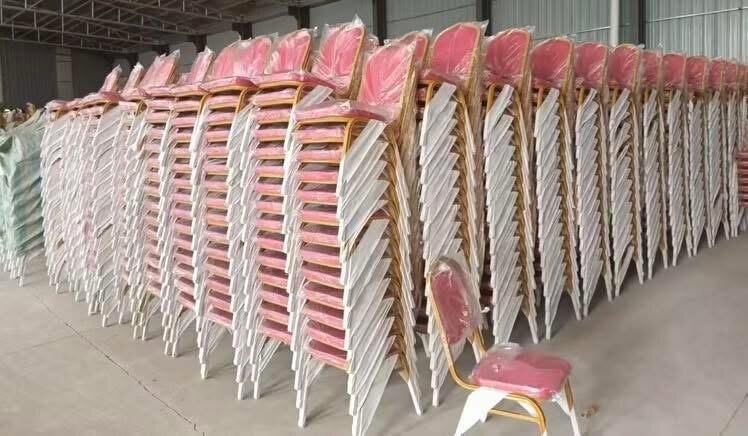 Chaise pliable en métal doré avec rembourrage en tissu