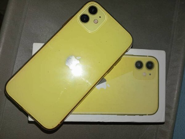 iPhone 11 simple 64 giga état propre avec son carton
