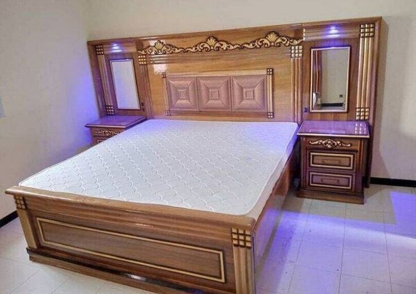 Lit double en bois massif