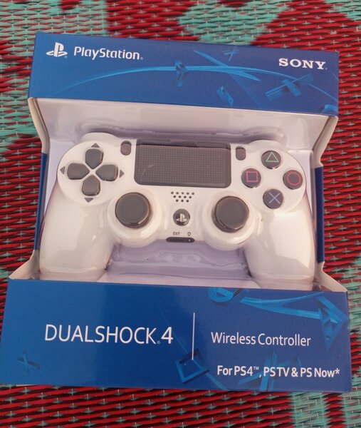 Manette PS4 neuve scellée