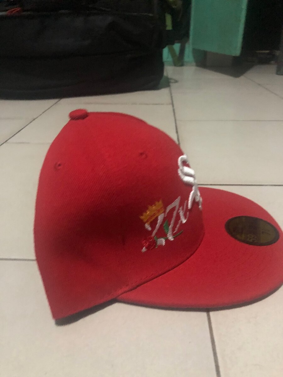 Casquette rouge style urbain