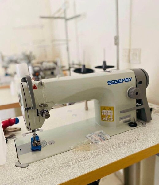 Machine à coudre SEGEMSY