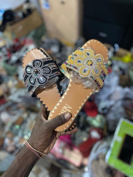 Sandales perlées colorées