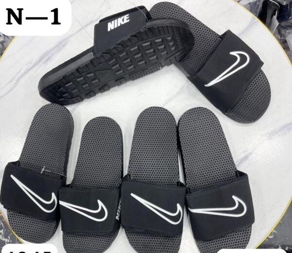 Claquettes Nike noires confort