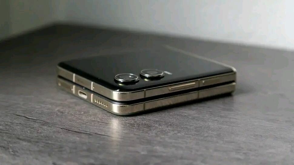 Tecno Phantom V Flip - Smartphone