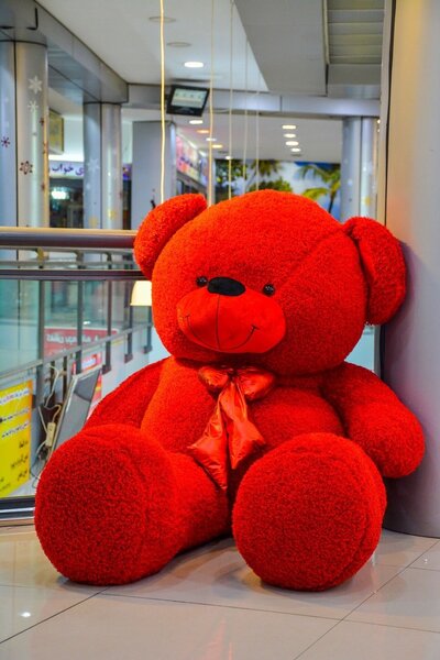 Gros ours en peluche rouge
