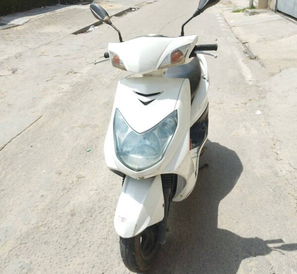 Scooter blanc urbain