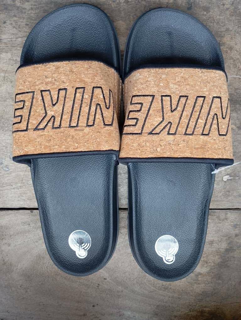 Sandales Nike en cuir noir