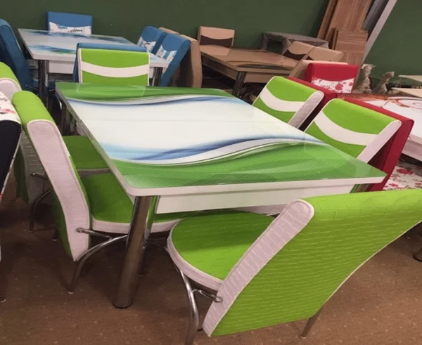 Ensemble de table et chaises en verre et métal