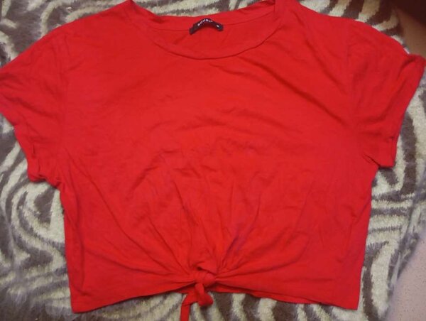 T-shirt rouge court noeud