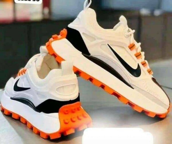 Chaussures Nike blanches et orange