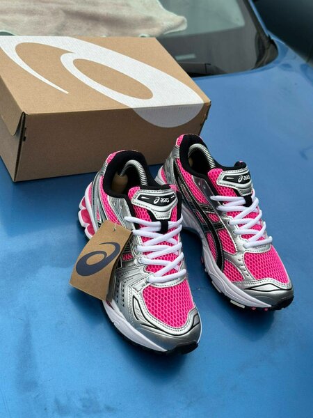 Baskets ASICS roses et argentées