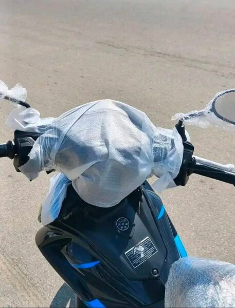 Nouveau scooter Yamaha noir et bleu