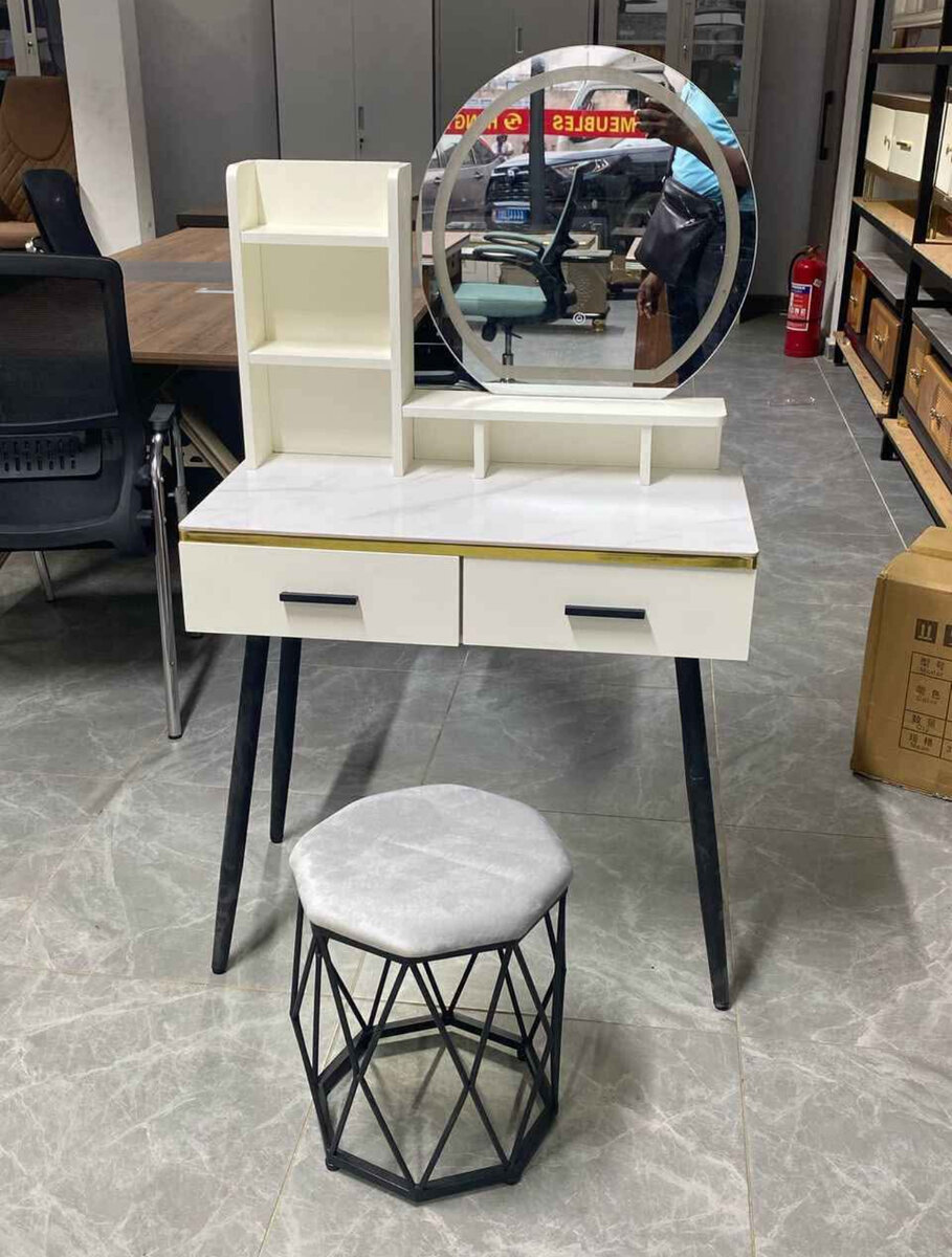 Table de maquillage moderne avec miroir