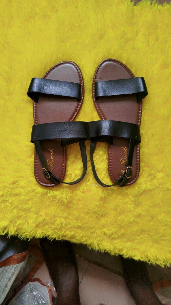 Sandales en cuir noir élégantes