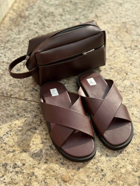 Sandales plates en cuir avec pochette