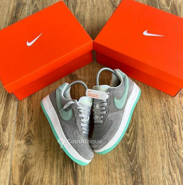 Chaussures Nike grises et vertes pour femmes