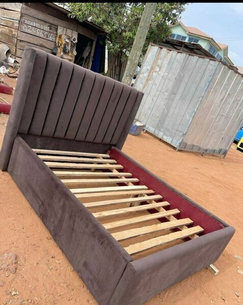 Lit gris foncé avec sommier en bois