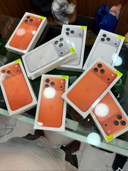 iPhone 13 Pro Max coque orange et blanc