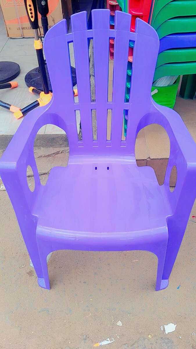 Chaises en plastique résistantes